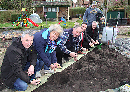 Pflanzten Kartoffeln für die Tafel Neukirchen-Vluyn (v.r.n.l.): Thorsten Bender, Bürgermeister Ralf Köpke, Tim Rütters (Sparkasse), Jürgen Hasshoff, Manuela Lenz und Norbert Jank, Kassierer des Kleingartenvereins.