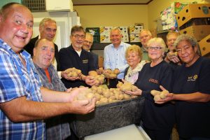 Übergabe der Kartoffelernte an die Tafel Neukirchen-Vluyn: Jürgen Hasshoff (ganz links), Bürgermeister Ralf Köpke (3.v.l.), Thorsten Bender und Bernd Zibell (Mitte) sowie Manuela Lenz (ganz rechts).